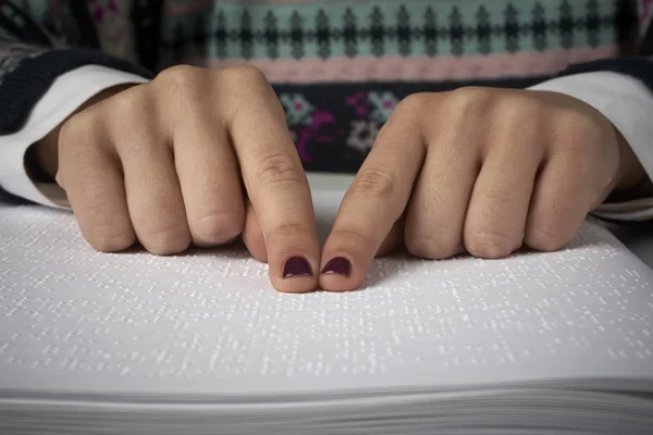 Slepý čtení textu v jazyce Braillova písma — Stock fotografie