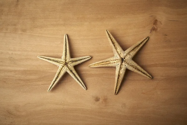 Starfishes på ett träbord — Stockfoto