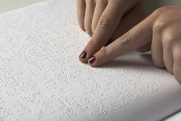 Τυφλή ανάγνωση κείμενο στη γλώσσα braille — Φωτογραφία Αρχείου