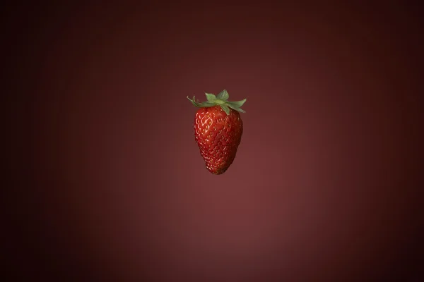 Fresas rojas frescas en un tazón rojo en mantel a cuadros — Foto de Stock