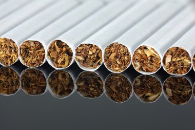 Birçok sigara içinde ham 