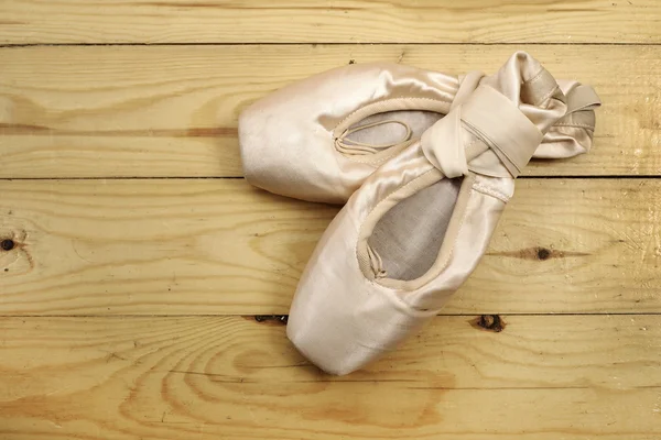 Par de zapatos de ballet pointes en piso de madera — Foto de Stock