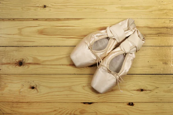 Par de zapatos de ballet pointes en piso de madera — Foto de Stock