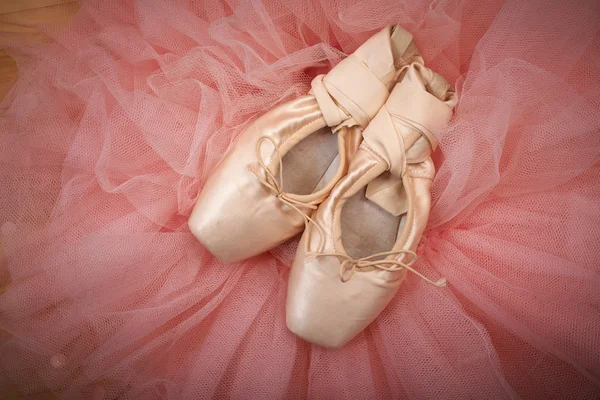 Par de zapatos de ballet pointes en piso de madera — Foto de Stock