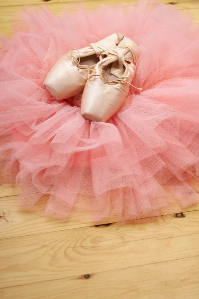 Par de zapatos de ballet pointes en piso de madera — Foto de Stock