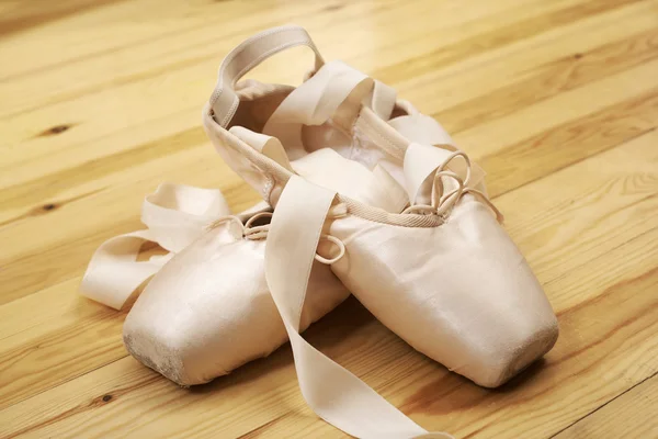 Paio di scarpe da balletto a punta sul pavimento in legno — Foto Stock