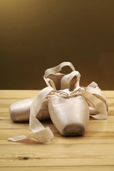 Paio di scarpe da balletto a punta sul pavimento in legno — Foto Stock