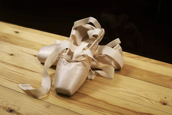 Par de zapatos de ballet pointes en piso de madera — Foto de Stock