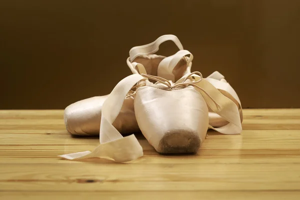 Par de zapatos de ballet pointes en piso de madera — Foto de Stock