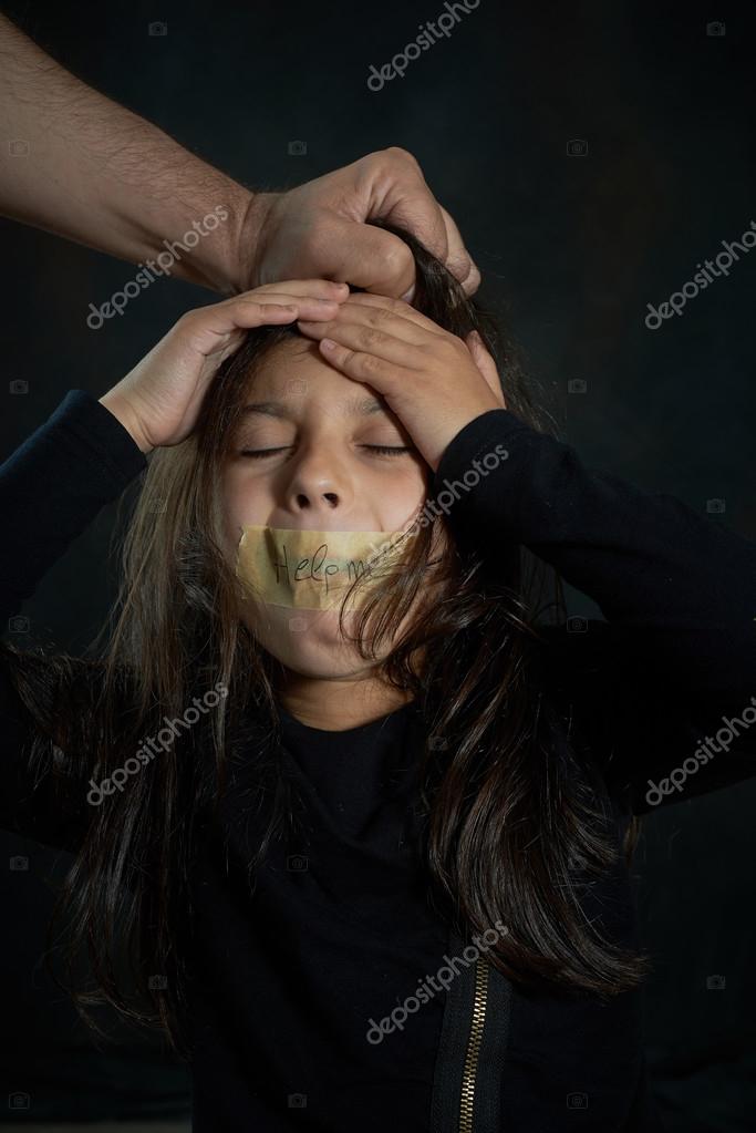 za-volosi-v-rot-dva-russkih-parnya-priglasili-telku