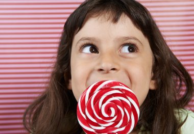 Kız gizlice büyük lolipop hoşlanır.