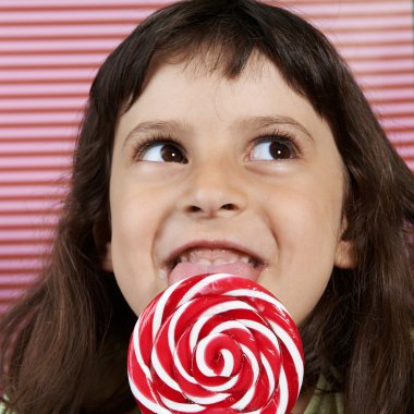 Kız gizlice büyük lolipop hoşlanır.