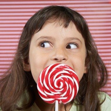Kız gizlice büyük lolipop hoşlanır.