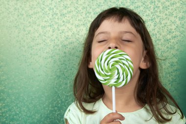 Kız zevk lolipop yalıyor.