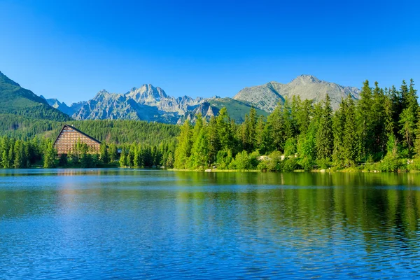 Pohled na Štrbské pleso a hory. — Stock fotografie