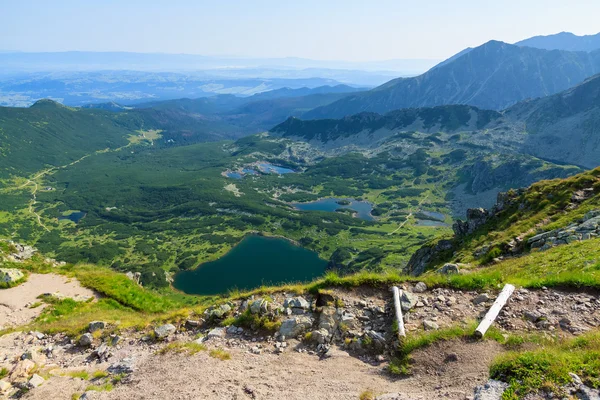 查看来自塔特拉山中的路径. — 图库照片