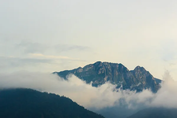 Giewont berg in de wolken. Rechtenvrije Stockfoto's