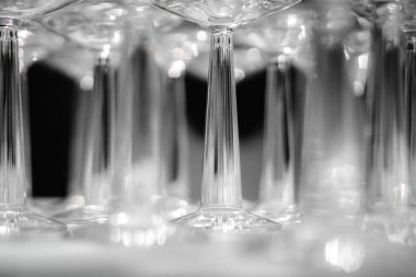 Pek çok bardağın görüntüsü, kısmen bulanık