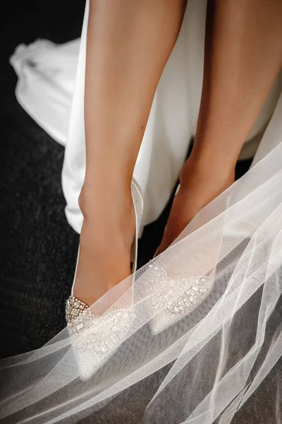 Noiva Bonita Vestido Noiva Branco Sapatos Com Diamantes Luxo — Fotografia de Stock