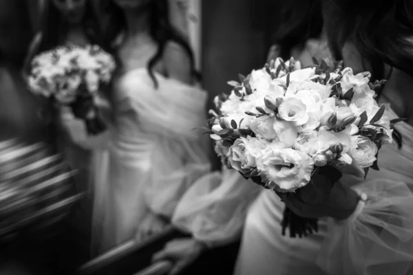 Noiva Com Buquê Casamento Com Reflexão — Fotografia de Stock