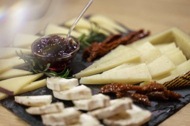 Lezzetli peynir çeşitlerinin yakın görüntüsü