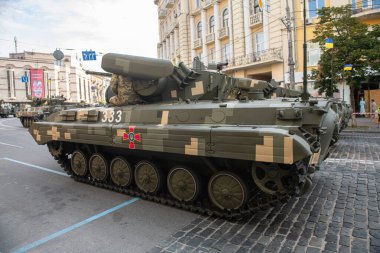 Ukrayna zırhlı aracı BMP-1umd Ukrayna 'nın Kiev kentindeki Bağımsızlık Yürüyüşü şehir sokaklarında, 2021 Ağustos