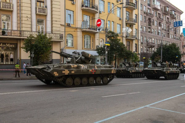 Ukrayna zırhlı aracı BMP-1umd Ukrayna 'nın Kiev kentindeki Bağımsızlık Yürüyüşü şehir sokaklarında, 2021 Ağustos