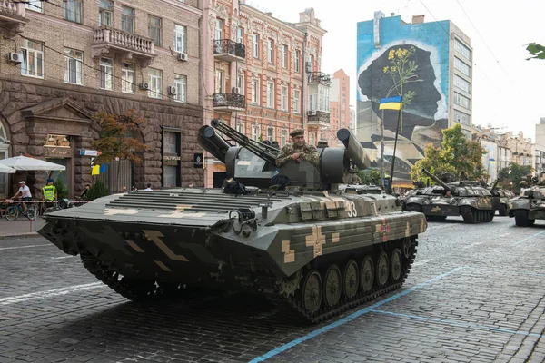 Ukrainisches Panzerfahrzeug Bmp 1Umd Auf Den Straßen Der Stadt Bei Stockbild