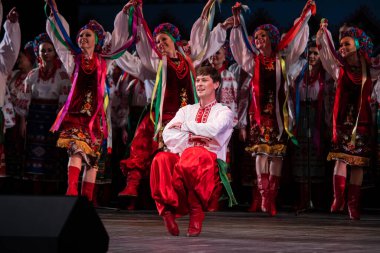 Virsky, Ulusal Akademik Opera ve Bale Tiyatrosu, Kiev, Ukrayna 'nın önde gelen kültür kadroları Ulusal Akademisi' nin ikinci yaratıcı raporlama konserinde bir araya geldi.