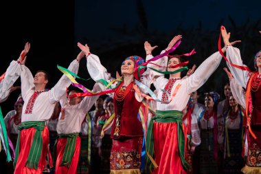 Virsky dansçıları, Ulusal Akademik Opera Kiev, Ukrayna 2018 'de Ulusal Kültür ve Sanat Akademisi' nin önde gelen kadrolarının konserlerini düzenliyor.