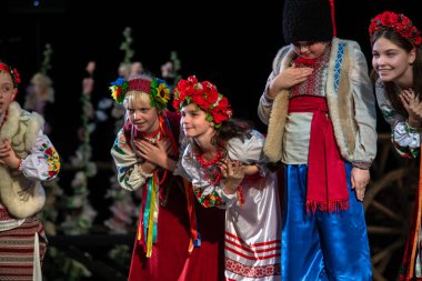 Virsky dansçıları, Ulusal Akademik Opera Kiev, Ukrayna 2018 'de Ulusal Kültür ve Sanat Akademisi' nin önde gelen kadrolarının konserlerini düzenliyor.
