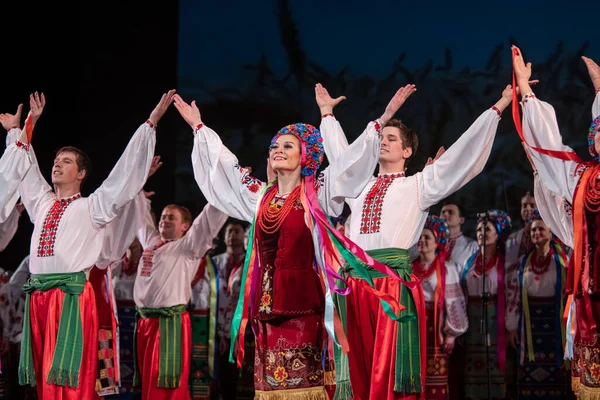 Virsky dansçıları, Ulusal Akademik Opera Kiev, Ukrayna 2018 'de Ulusal Kültür ve Sanat Akademisi' nin önde gelen kadrolarının konserlerini düzenliyor.