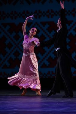 Ulusal Akademik Opera ve Bale Tiyatrosu, Kiev, Ukrayna, Aralık 2017 'de Ulusal Kültür Andartları Akademisi' nin ikinci yaratıcı raporlama konserinde vals yapan çiftler