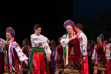 Virsky, Ulusal Akademik Opera ve Bale Tiyatrosu, Kiev, Ukrayna 'nın önde gelen kültür ve sanat kadrolarının Ulusal Akademi' nin ikinci raporlama konserinde bir araya geldi.