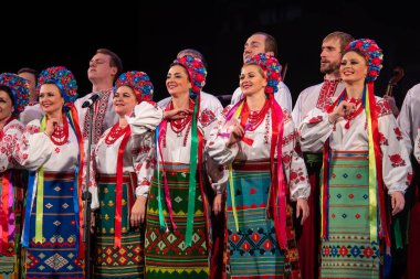 Virsky, Ulusal Akademik Opera ve Bale Tiyatrosu, Kiev, Ukrayna 'nın önde gelen kültür ve sanat kadrolarının Ulusal Akademi' nin ikinci raporlama konserinde bir araya geldi.