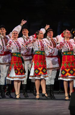 Virsky, Ulusal Akademik Opera ve Bale Tiyatrosu, Kiev, Ukrayna 'nın önde gelen kültür ve sanat kadrolarının Ulusal Akademi' nin ikinci raporlama konserinde bir araya geldi.