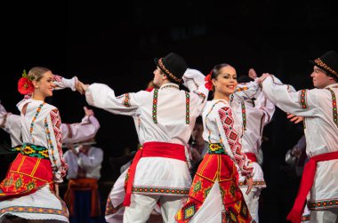 Virsky, Ulusal Akademik Opera ve Bale Tiyatrosu, Kiev, Ukrayna 'nın önde gelen kültür ve sanat kadrolarının Ulusal Akademi' nin ikinci raporlama konserinde bir araya geldi.