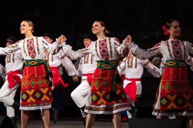 Virsky, Ulusal Akademik Opera ve Bale Tiyatrosu, Kiev, Ukrayna 'nın önde gelen kültür ve sanat kadrolarının Ulusal Akademi' nin ikinci raporlama konserinde bir araya geldi.