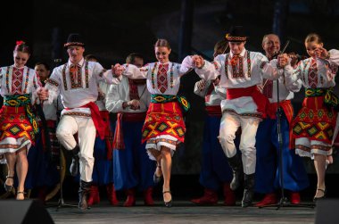 Virsky, Ulusal Akademik Opera ve Bale Tiyatrosu, Kiev, Ukrayna 'nın önde gelen kültür ve sanat kadrolarının Ulusal Akademi' nin ikinci raporlama konserinde bir araya geldi.