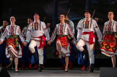 Virsky, Ulusal Akademik Opera ve Bale Tiyatrosu, Kiev, Ukrayna 'nın önde gelen kültür ve sanat kadrolarının Ulusal Akademi' nin ikinci raporlama konserinde bir araya geldi.