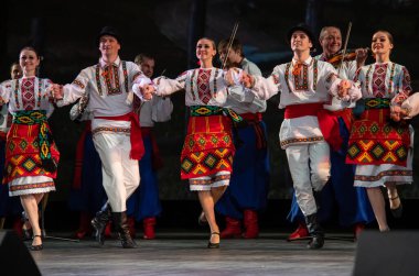 Virsky, Ulusal Akademik Opera ve Bale Tiyatrosu, Kiev, Ukrayna 'nın önde gelen kültür ve sanat kadrolarının Ulusal Akademi' nin ikinci raporlama konserinde bir araya geldi.