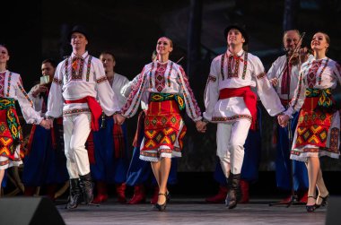 Virsky, Ulusal Akademik Opera ve Bale Tiyatrosu, Kiev, Ukrayna 'nın önde gelen kültür ve sanat kadrolarının Ulusal Akademi' nin ikinci raporlama konserinde bir araya geldi.