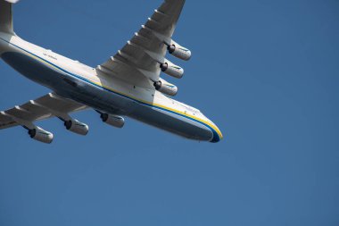 Rus ordusu tarafından yok edilen Antonov An-225 Mriya adlı uçak, Ukrayna 'nın 30 yıllık bağımsızlığı vesilesiyle geçit töreninde Kiev' in altında mavi gökyüzünde uçuyordu.