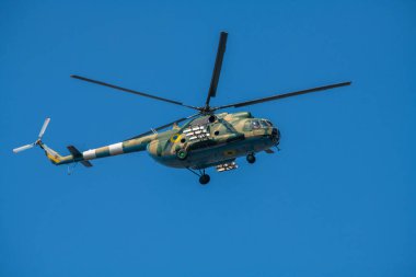 Ukrayna 'nın 30 yıllık bağımsızlığı vesilesiyle düzenlenen tören sırasında Kiev' in altında mavi gökyüzünde uçan askeri helikopterler, Ağustos 2021