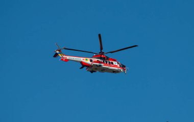 Ukrayna 'nın Ukrayna' nın 30 yıllık bağımsızlığı vesilesiyle düzenlenen tören sırasında Kiev 'in altında mavi gökyüzünde uçan Ukrayna Kurtarma Ordusu' nun Ukrayna helikopterlerinden oluşan bir grup.
