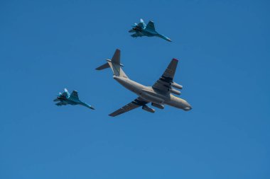 Ukrayna 'nın 30 yıllık bağımsızlığı vesilesiyle, 2021 Ağustos' unda geçit töreni sırasında Kiev 'in altında mavi gökyüzünde uçan Ukrayna ordusundan iki su-27 avcı uçağı.