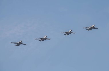 Ukrayna 'nın 30 yıllık bağımsızlığı vesilesiyle düzenlenen tören sırasında Kiev' in altında mavi gökyüzünde uçan bir grup uçak, Ağustos 2021