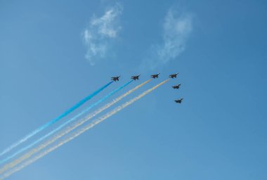 Ukrayna 'nın 30 yıllık bağımsızlığı vesilesiyle düzenlenen tören sırasında Kiev' in altında mavi gökyüzünde uçan bir grup uçak, Ağustos 2021