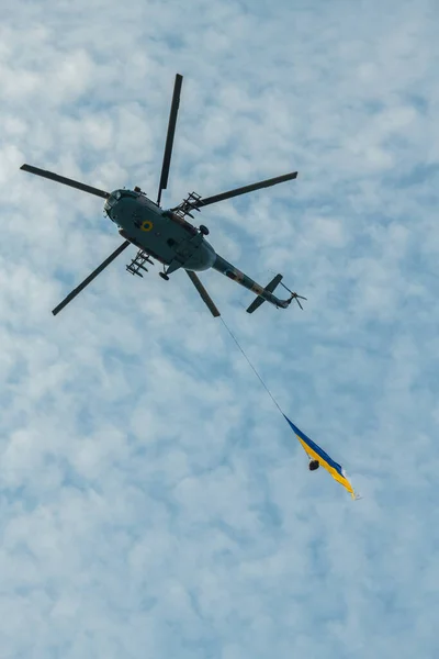 Helicópteros Del Ejército Volando Cielo Azul Bajo Kiev Durante Desfile —  Fotos de Stock