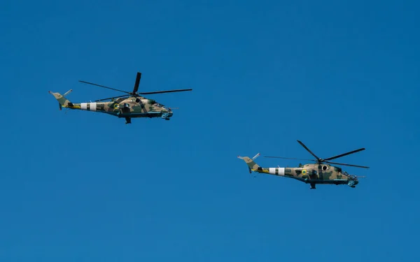 Helicópteros Del Ejército Volando Cielo Azul Bajo Kiev Durante Desfile —  Fotos de Stock